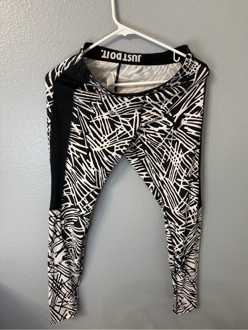 Nike Black & White Logo Active Leggings